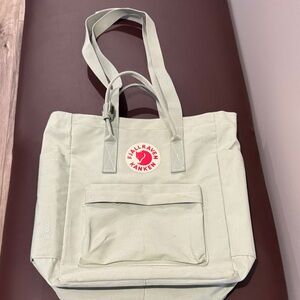 Fjallraven Kånken Totepack in Soft mint Green